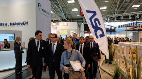 German transport minister passes DSV stand at Transport logistic 2015