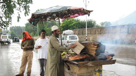 Male vendor India_by Martin Roos