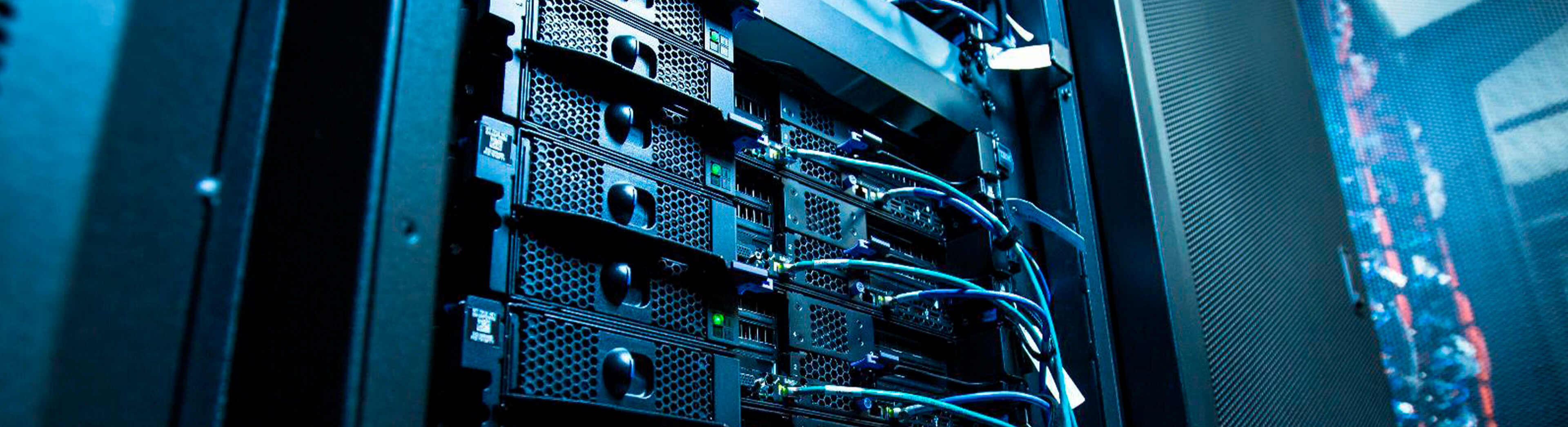 Visning av servermaskinvare med flere stasjoner og nettverkskabler i et datasenter, med fokus på tilkoblings- og teknologiinfrastruktur.