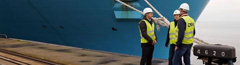 Hafenarbeiter vor Containerschiff im Hafen