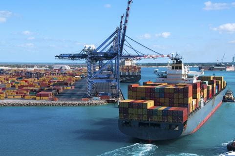 navio chegando no porto com conteineres