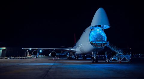 Bild eines Flugzeuges am Boden in der Nacht