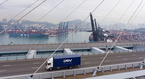 DSV-Lkw auf einer Brücke im Hafen von Hongkong
