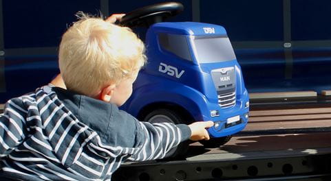 Kind spielt mit DSV Bobbycar