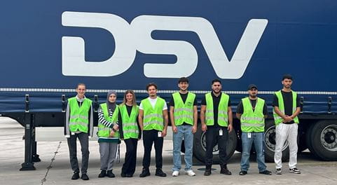 Junge Auszubildende vor einem DSV-Lkw