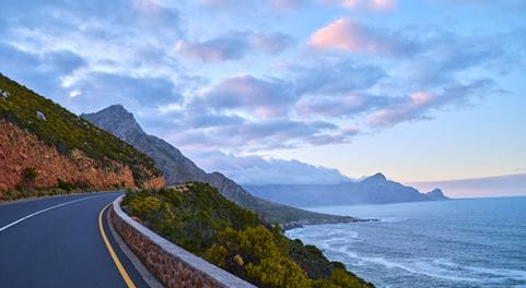 Eine Straße am Meer