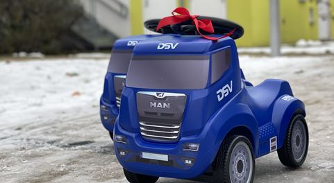 Rutsch-Lkw für Kinder in blau mit DSV-Logo