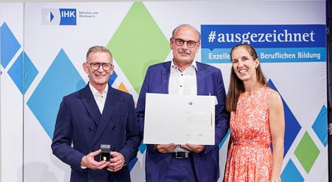 IHK Ehrung mit drei Personen