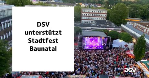 Bild mit einer Outdoor-Bühne auf einem Stadtfest mit Menschen davor