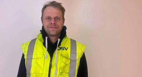 Portrait eines Mannes in Arbeitskleidung