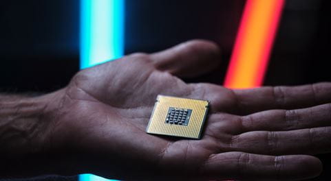 ein Computerchip in einer Hand
