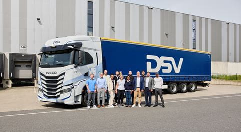 Menschen vor einem Lkw