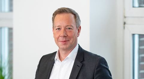 Mann steht vor Wand