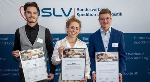 Drei junge Menschen mit Urkunden