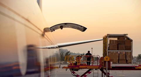Flugzeug beim Beladen