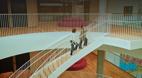 zwei Menschen auf einer Treppe