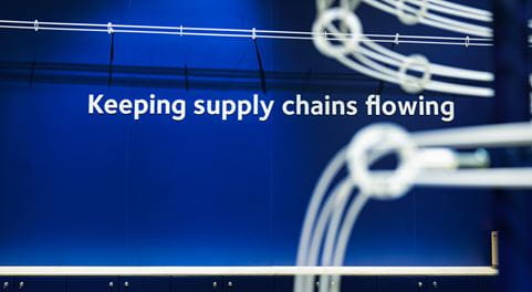 Keeping supply chains flowing - weiße Schrift auf blauem Untergrund