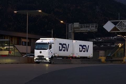 E-Lkw fährt über Straße