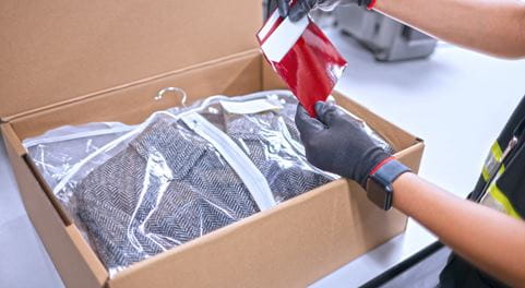 Paket in einem Logistiklager