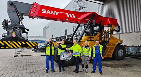 Schlüsselübergabe vor Reachstacker