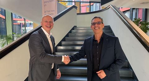 Zwei Männer geben sich die Hand