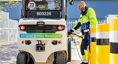 Gabelstapler wird mit Wasserstoff betankt