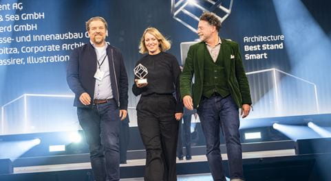 Drei Menschen auf einer Awardfeier