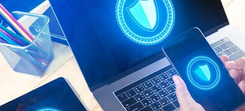 IT-sikkerhed billede af computer, mobil og tablet med sikkerhedslogo på