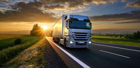 Auto sõidab päikeseloojangul