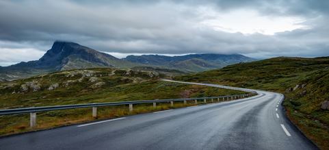 Tie Pohjois-Norjassa, vuoria taustalla.