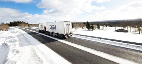 DSV:n rekka ajaa lumisella maantiellä