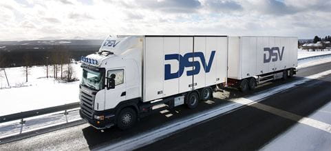 DSV:n rekka ajaa lumisella maantiellä