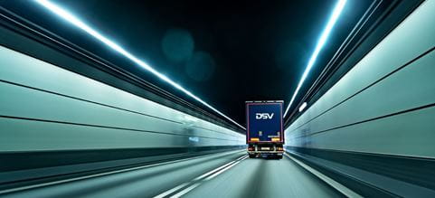 DSV:n perävaunu ajaa tunnelissa.