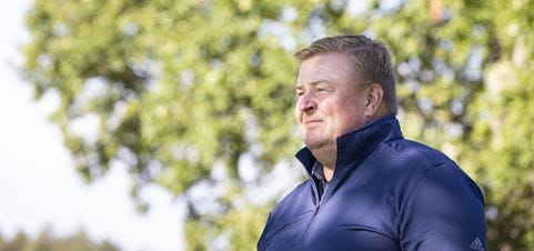 DSV Road Oy:n toimitusjohtaja Petteri Nurmi seisoo golf-kentällä.