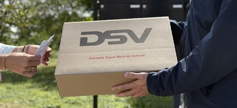 DSV:n kuriiri ojentaa paketin vastaanottajalle