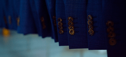 sinisiä miesten puvuntakkien hihoja