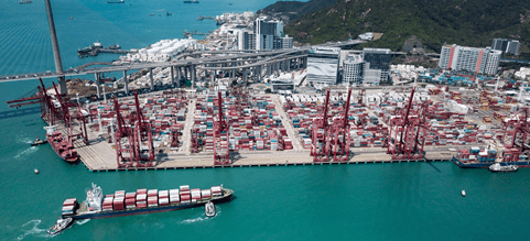 Ilmakuva Hong Kongin satamasta, rahtialus tulossa satamaan.