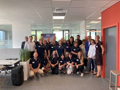 Groupe de personnes dans bureaux