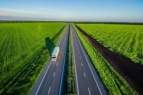 Paysage horizon de plaine avec double route et camion DSV 