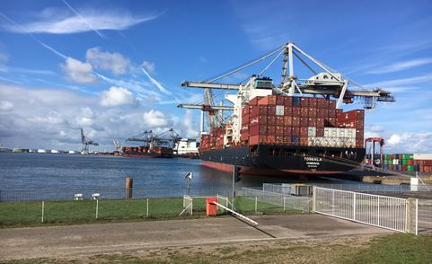 Navire fret conteneur dans le Port du Havre