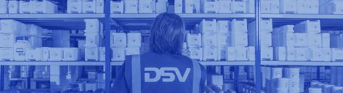 Employée DSV Healthcare devant des produits