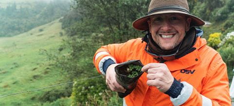 Angelo Dotto, Managing Director de DSV Colombia, sosteniendo un frailejón listo para sembrar.