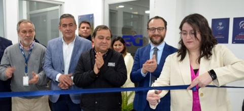 Invitados a la inauguración de la branch de DSV en San Antonio, Chile, cortando el listón de apertura.