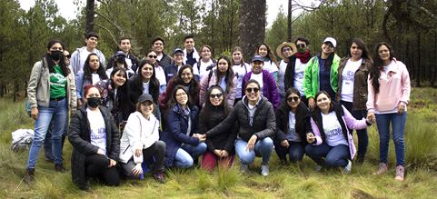 Grupo de personas de DSV que participaron en la reforestación de una hectárea en el Nevado de Toluca.