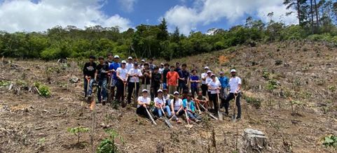 Equipo de DSV Costa Rica en proyecto de plantación de árboles en la Ciudad de los Niños 