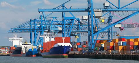 Dos buques anclados en un puerto colorido. | DSV