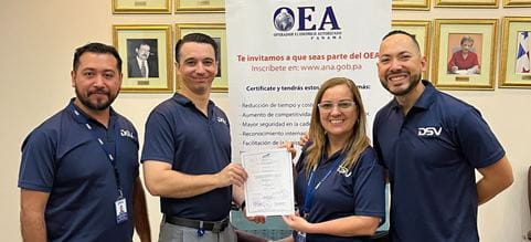 Integrantes de DSV Panamá sosteniendo certificado OEA