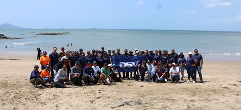DSV celebra el Día de la Tierra con una jornada de limpieza de playas en Panamá.