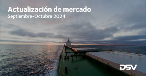 Imagen de un barco de carga mirando hacia el horizonte