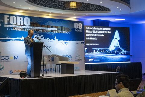 Dr Alberto Ruiz Rioja exponiendo su tema en el foro de logística